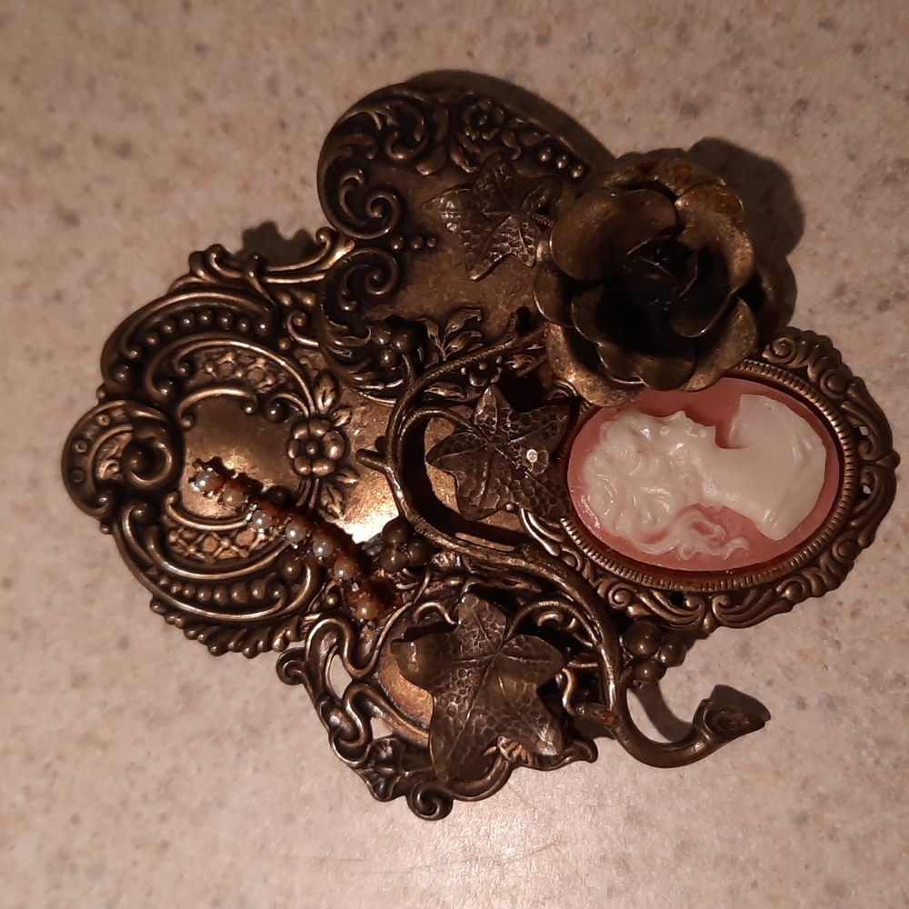 Statement brooch
